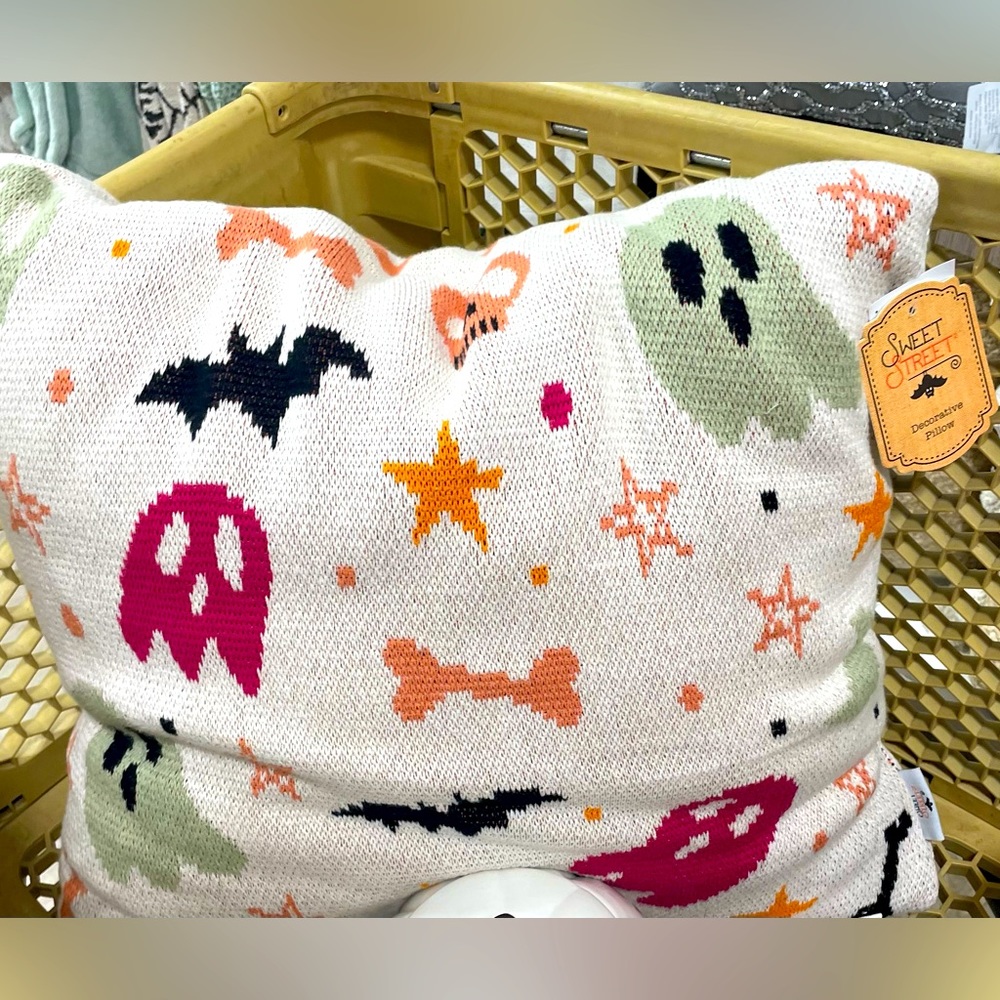2 Halloween decorative pillows